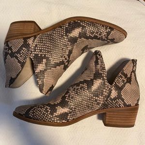 Great condition Dolce Vita ankle boots